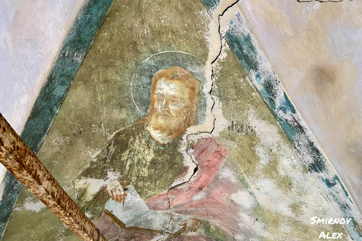 Забвение не щадит древнюю архитектуру. К счастью, некоторые жемчужины не только устояли, но и сохранили в своих стенах нечто ценное. Местный индустриальный турист Алексей Смирнов посетил несколько старинных церквей в нашей и соседних областях. Там он нашел удивительные вещи, заслуживающие быть как минимум увиденными.