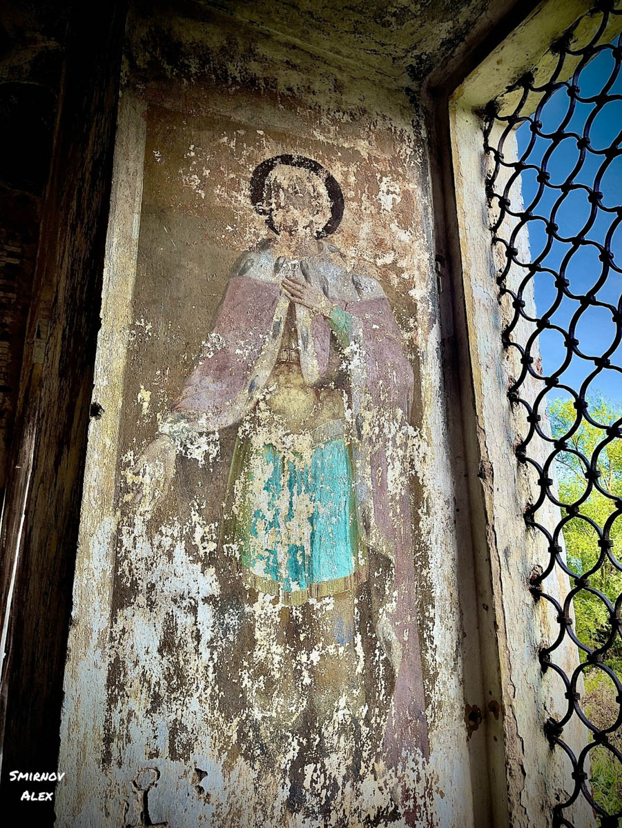 Забвение не щадит древнюю архитектуру. К счастью, некоторые жемчужины не только устояли, но и сохранили в своих стенах нечто ценное. Местный индустриальный турист Алексей Смирнов посетил несколько старинных церквей в нашей и соседних областях. Там он нашел удивительные вещи, заслуживающие быть как минимум увиденными.