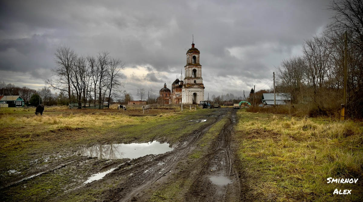 Забвение не щадит древнюю архитектуру. К счастью, некоторые жемчужины не только устояли, но и сохранили в своих стенах нечто ценное. Местный индустриальный турист Алексей Смирнов посетил несколько старинных церквей в нашей и соседних областях. Там он нашел удивительные вещи, заслуживающие быть как минимум увиденными.