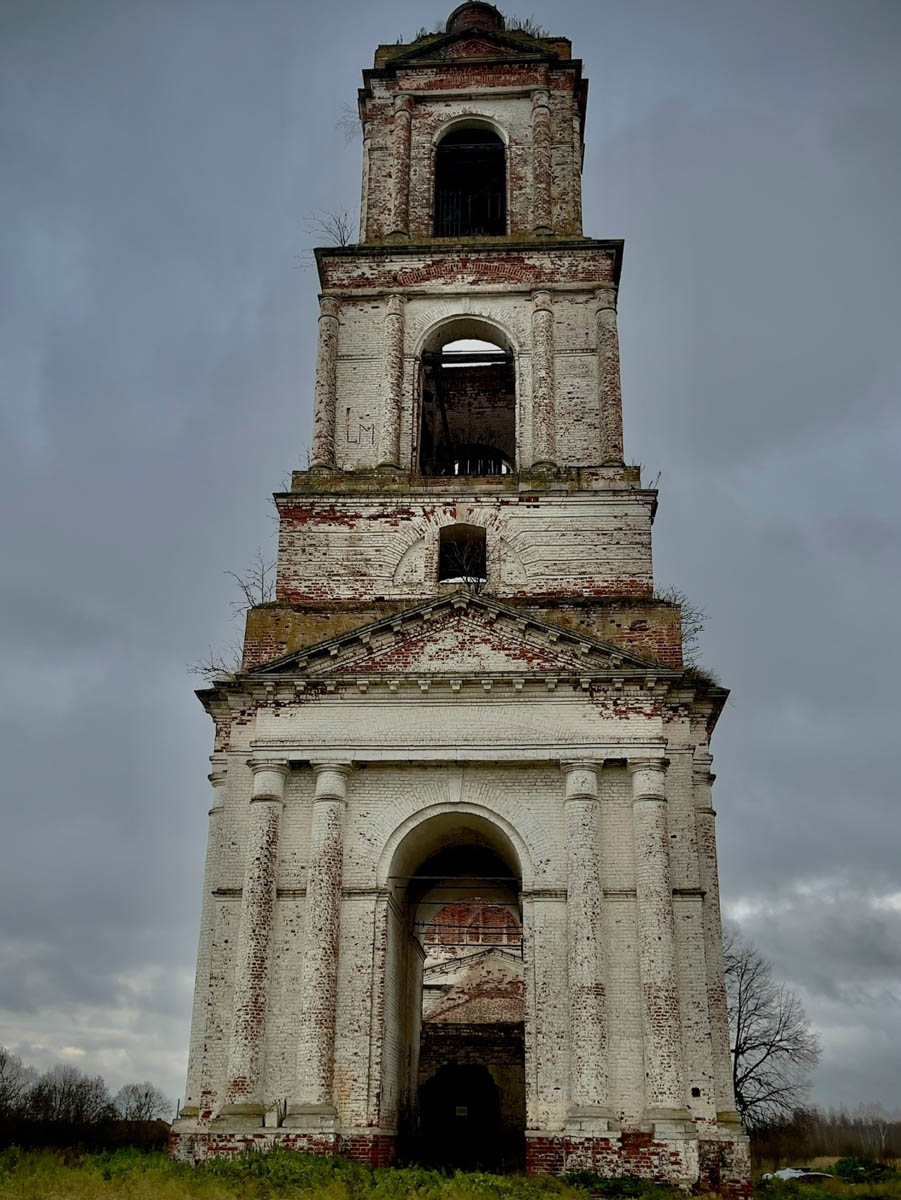 Забвение не щадит древнюю архитектуру. К счастью, некоторые жемчужины не только устояли, но и сохранили в своих стенах нечто ценное. Местный индустриальный турист Алексей Смирнов посетил несколько старинных церквей в нашей и соседних областях. Там он нашел удивительные вещи, заслуживающие быть как минимум увиденными.