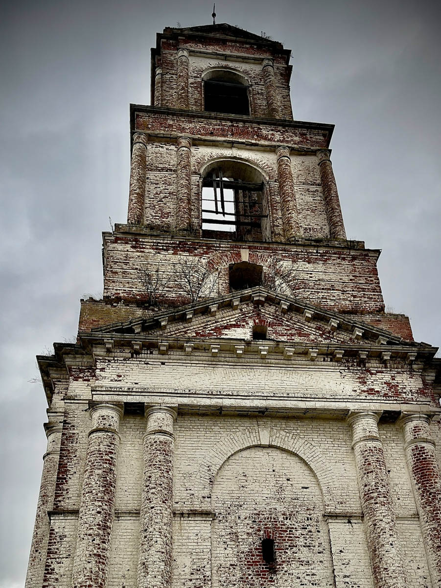 Забвение не щадит древнюю архитектуру. К счастью, некоторые жемчужины не только устояли, но и сохранили в своих стенах нечто ценное. Местный индустриальный турист Алексей Смирнов посетил несколько старинных церквей в нашей и соседних областях. Там он нашел удивительные вещи, заслуживающие быть как минимум увиденными.