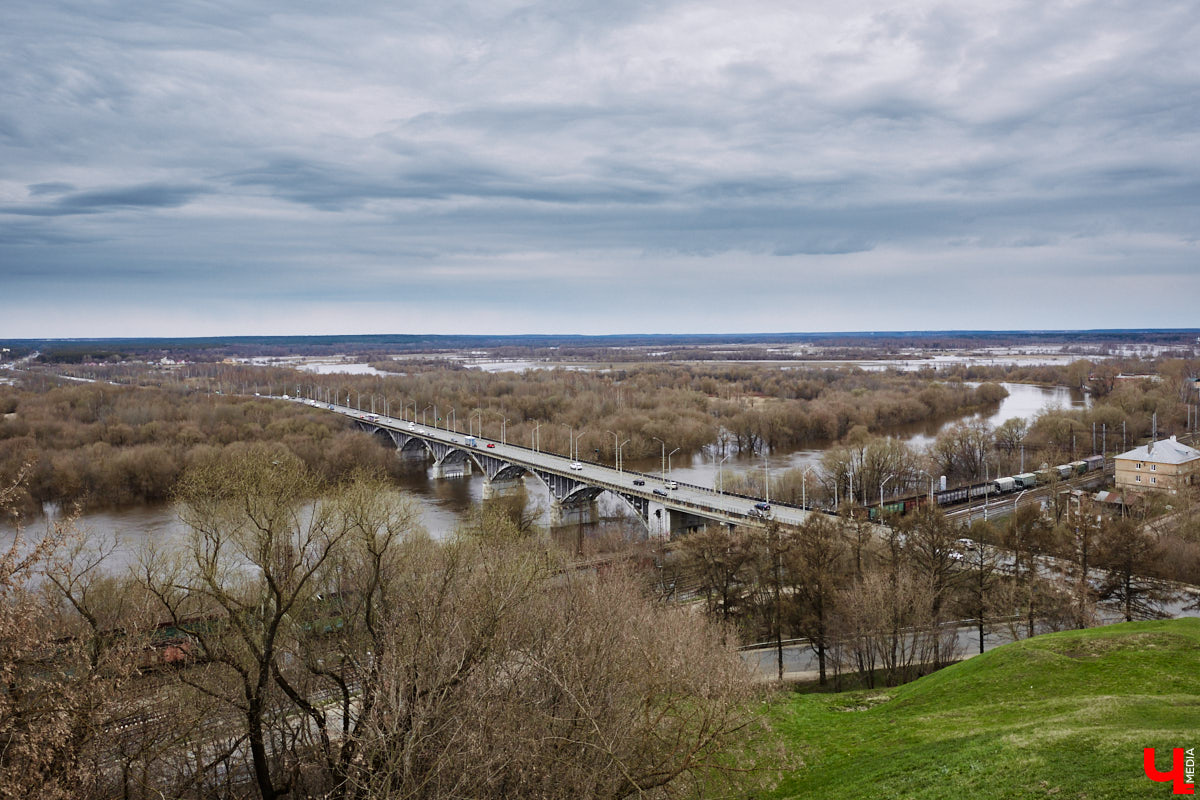 В следующем году во Владимире начнется реализация сразу нескольких амбициозных дорожных проектов: проектирование Северного объезда Владимира и строительство наземного метро из Москвы. Какая сказка быстрее станет явью? Данный вопрос пока оставляем открытым, но, вероятнее всего, их опередит модернизация аэродрома в Семязино. Выяснили все детали и спешим поделиться ими с читателями!