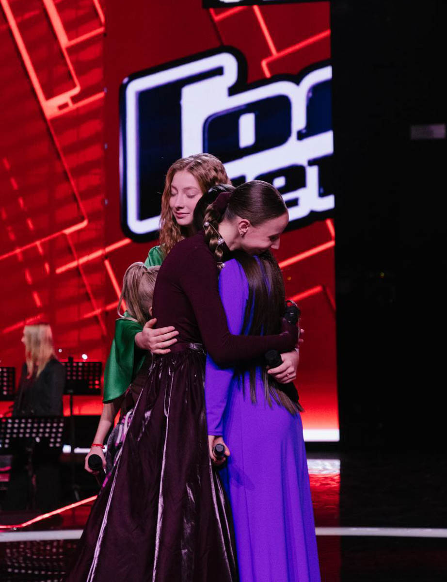 Свершилось! 13-летняя Милана Крохина теперь официально финалистка шоу «Голос. Дети». Девочка из команды Владимира Преснякова и Натальи Подольской исполнила мэшап из песни «Ой, цветет калина» и арии Плавалагуны из фильма «Пятый элемент», выйдя на сцену в роскошном бордовом костюме, который для нее придумала наставница, и покорила зал и телезрителей своим дивным голосом.