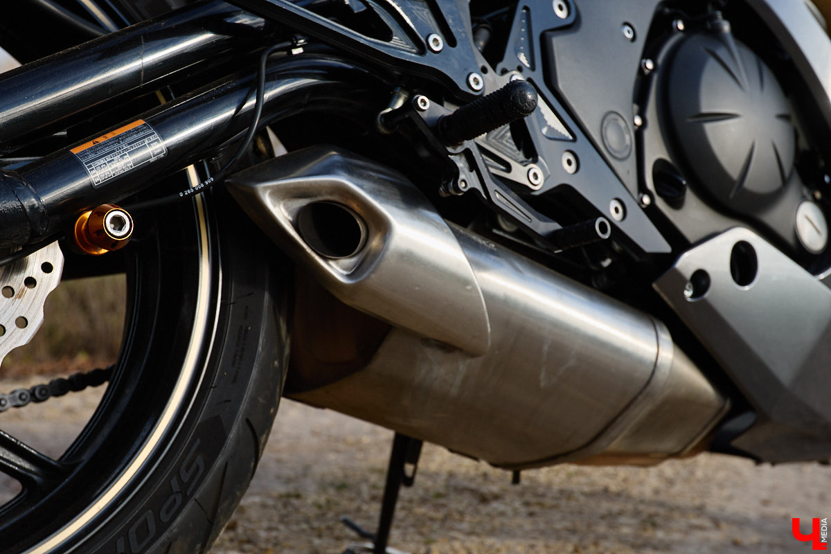 Мотосезон официально закрыт, но это не мешает наслаждаться видом двухколесных красавцев. Особенно столь стильных, как Kawasaki Ninja 400 миниатюрной наездницы из Владимира. Полина Груздева с детства влюблена в железных коней, а в 20 лет приобрела первого гоночного друга с золотой окантовкой, переливающейся в лучах солнца. О нем сегодня и пойдет речь.