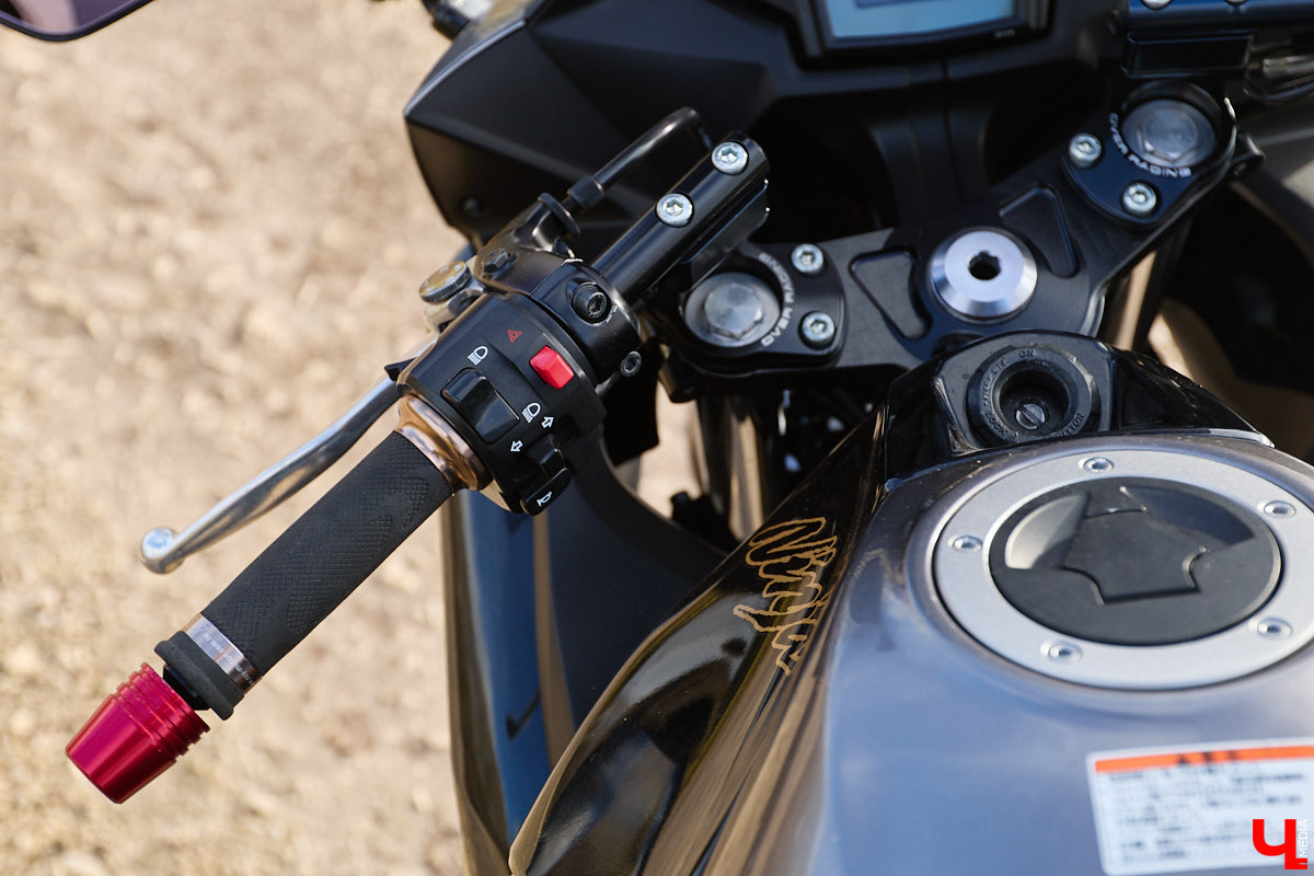 Мотосезон официально закрыт, но это не мешает наслаждаться видом двухколесных красавцев. Особенно столь стильных, как Kawasaki Ninja 400 миниатюрной наездницы из Владимира. Полина Груздева с детства влюблена в железных коней, а в 20 лет приобрела первого гоночного друга с золотой окантовкой, переливающейся в лучах солнца. О нем сегодня и пойдет речь.