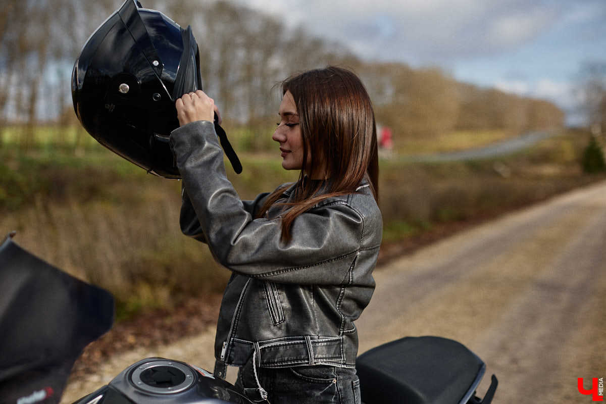 Мотосезон официально закрыт, но это не мешает наслаждаться видом двухколесных красавцев. Особенно столь стильных, как Kawasaki Ninja 400 миниатюрной наездницы из Владимира. Полина Груздева с детства влюблена в железных коней, а в 20 лет приобрела первого гоночного друга с золотой окантовкой, переливающейся в лучах солнца. О нем сегодня и пойдет речь.