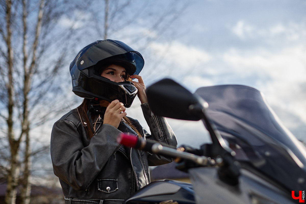 Мотосезон официально закрыт, но это не мешает наслаждаться видом двухколесных красавцев. Особенно столь стильных, как Kawasaki Ninja 400 миниатюрной наездницы из Владимира. Полина Груздева с детства влюблена в железных коней, а в 20 лет приобрела первого гоночного друга с золотой окантовкой, переливающейся в лучах солнца. О нем сегодня и пойдет речь.