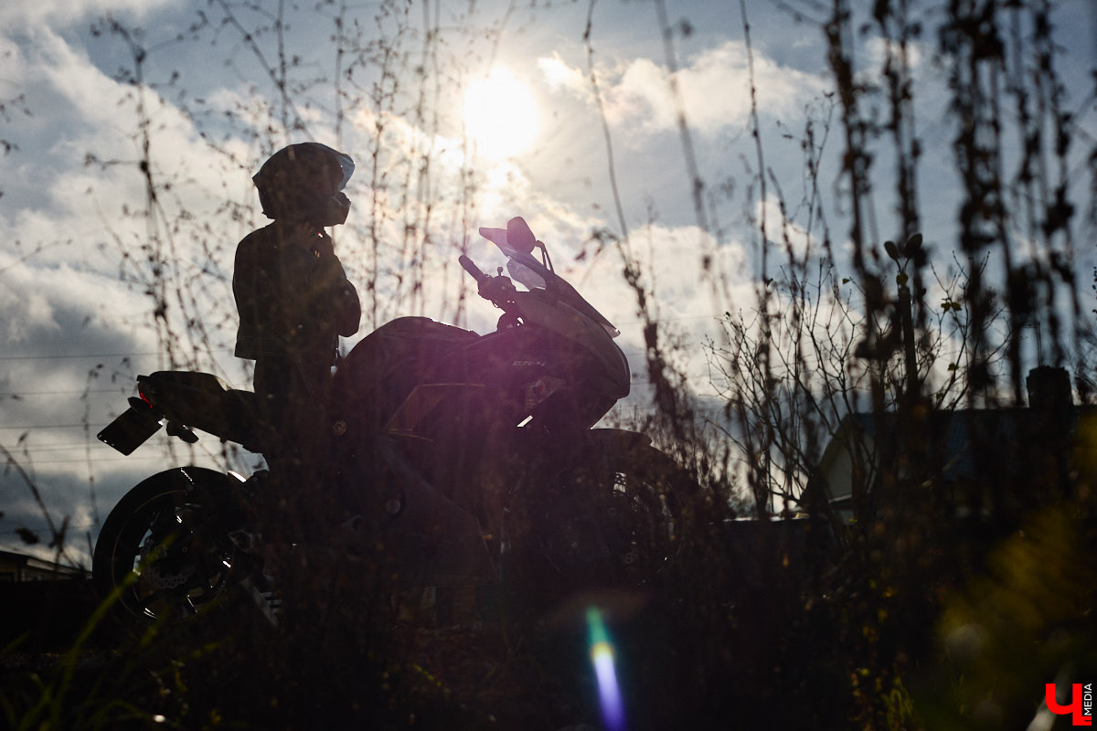 Мотосезон официально закрыт, но это не мешает наслаждаться видом двухколесных красавцев. Особенно столь стильных, как Kawasaki Ninja 400 миниатюрной наездницы из Владимира. Полина Груздева с детства влюблена в железных коней, а в 20 лет приобрела первого гоночного друга с золотой окантовкой, переливающейся в лучах солнца. О нем сегодня и пойдет речь.