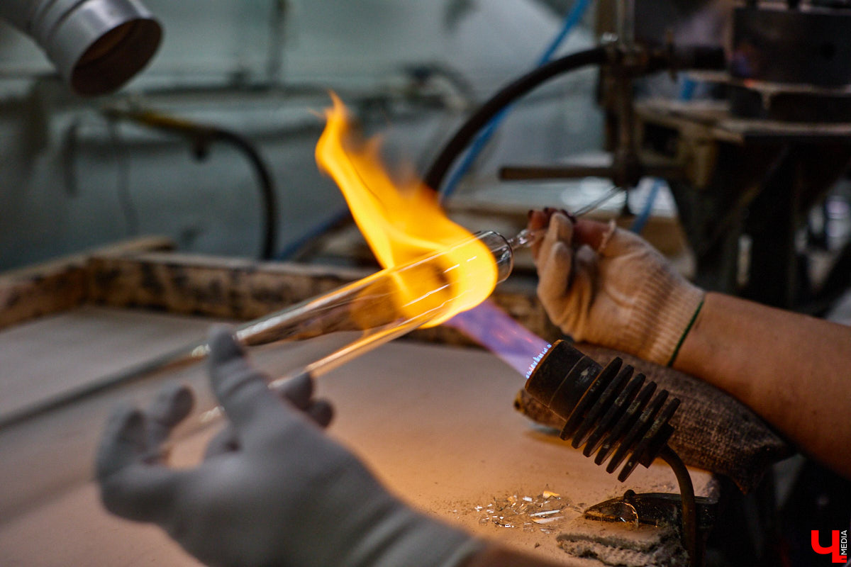 Не многие знают, что в поселке Иванищи Гусь-Хрустального района создают елочные игрушки ручной работы. Их выдувают умельцы на местном заводе, а уже потом во Владимире расписывают художники. Получаются не просто украшения, а настоящие произведения искусства. «Ключ-Медиа» увидел, как рождается зимняя сказка.