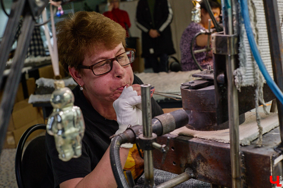 Не многие знают, что в поселке Иванищи Гусь-Хрустального района создают елочные игрушки ручной работы. Их выдувают умельцы на местном заводе, а уже потом во Владимире расписывают художники. Получаются не просто украшения, а настоящие произведения искусства. «Ключ-Медиа» увидел, как рождается зимняя сказка.