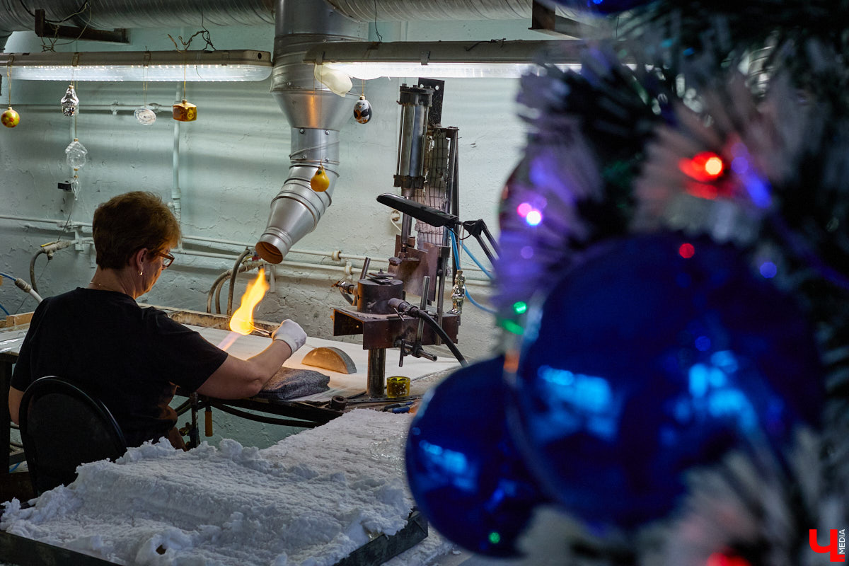 Не многие знают, что в поселке Иванищи Гусь-Хрустального района создают елочные игрушки ручной работы. Их выдувают умельцы на местном заводе, а уже потом во Владимире расписывают художники. Получаются не просто украшения, а настоящие произведения искусства. «Ключ-Медиа» увидел, как рождается зимняя сказка.