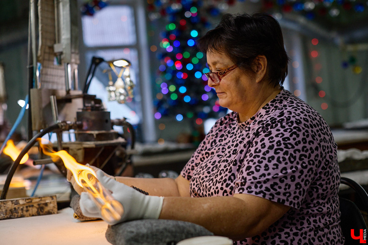 Не многие знают, что в поселке Иванищи Гусь-Хрустального района создают елочные игрушки ручной работы. Их выдувают умельцы на местном заводе, а уже потом во Владимире расписывают художники. Получаются не просто украшения, а настоящие произведения искусства. «Ключ-Медиа» увидел, как рождается зимняя сказка.