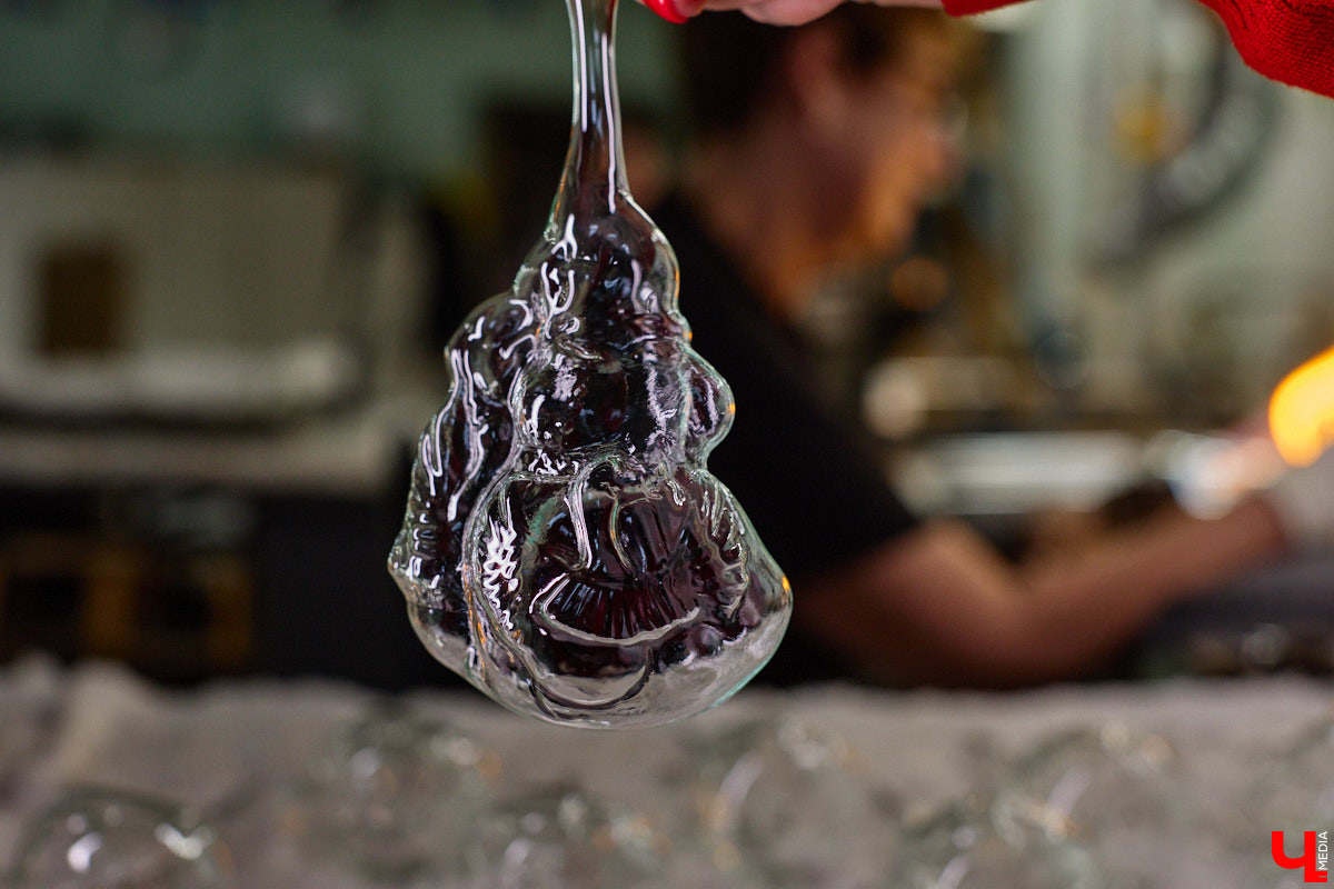 Не многие знают, что в поселке Иванищи Гусь-Хрустального района создают елочные игрушки ручной работы. Их выдувают умельцы на местном заводе, а уже потом во Владимире расписывают художники. Получаются не просто украшения, а настоящие произведения искусства. «Ключ-Медиа» увидел, как рождается зимняя сказка.