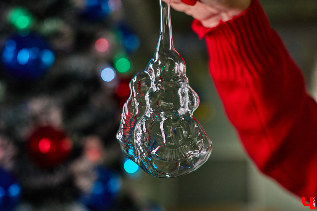 Не многие знают, что в поселке Иванищи Гусь-Хрустального района создают елочные игрушки ручной работы. Их выдувают умельцы на местном заводе, а уже потом во Владимире расписывают художники. Получаются не просто украшения, а настоящие произведения искусства. «Ключ-Медиа» увидел, как рождается зимняя сказка.