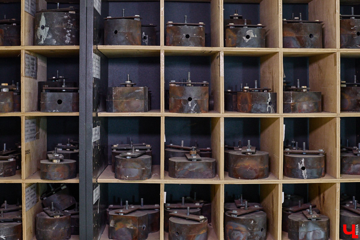 Не многие знают, что в поселке Иванищи Гусь-Хрустального района создают елочные игрушки ручной работы. Их выдувают умельцы на местном заводе, а уже потом во Владимире расписывают художники. Получаются не просто украшения, а настоящие произведения искусства. «Ключ-Медиа» увидел, как рождается зимняя сказка.