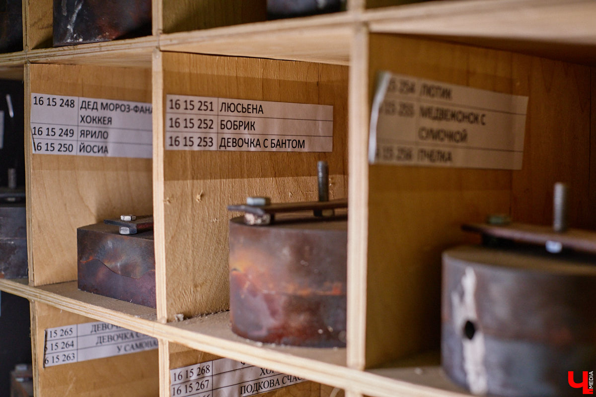 Не многие знают, что в поселке Иванищи Гусь-Хрустального района создают елочные игрушки ручной работы. Их выдувают умельцы на местном заводе, а уже потом во Владимире расписывают художники. Получаются не просто украшения, а настоящие произведения искусства. «Ключ-Медиа» увидел, как рождается зимняя сказка.