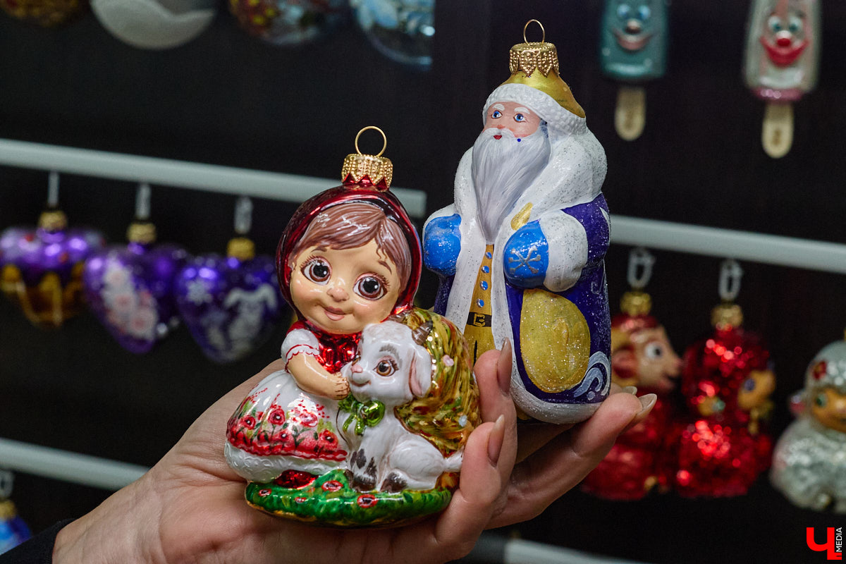 Не многие знают, что в поселке Иванищи Гусь-Хрустального района создают елочные игрушки ручной работы. Их выдувают умельцы на местном заводе, а уже потом во Владимире расписывают художники. Получаются не просто украшения, а настоящие произведения искусства. «Ключ-Медиа» увидел, как рождается зимняя сказка.