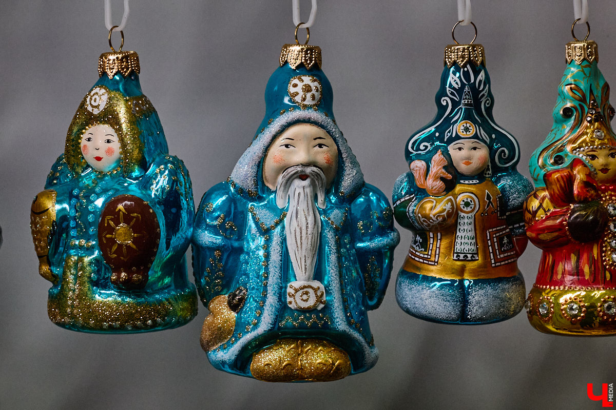 Не многие знают, что в поселке Иванищи Гусь-Хрустального района создают елочные игрушки ручной работы. Их выдувают умельцы на местном заводе, а уже потом во Владимире расписывают художники. Получаются не просто украшения, а настоящие произведения искусства. «Ключ-Медиа» увидел, как рождается зимняя сказка.