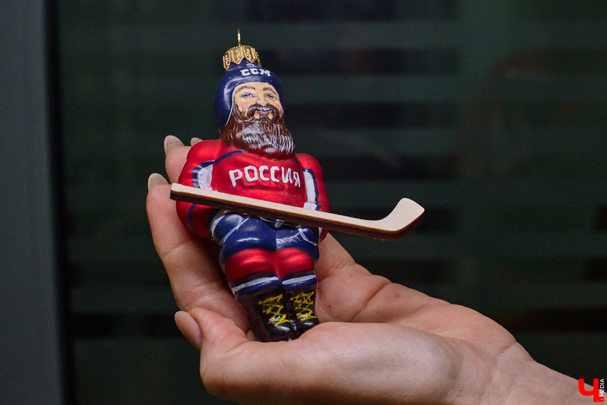 Не многие знают, что в поселке Иванищи Гусь-Хрустального района создают елочные игрушки ручной работы. Их выдувают умельцы на местном заводе, а уже потом во Владимире расписывают художники. Получаются не просто украшения, а настоящие произведения искусства. «Ключ-Медиа» увидел, как рождается зимняя сказка.