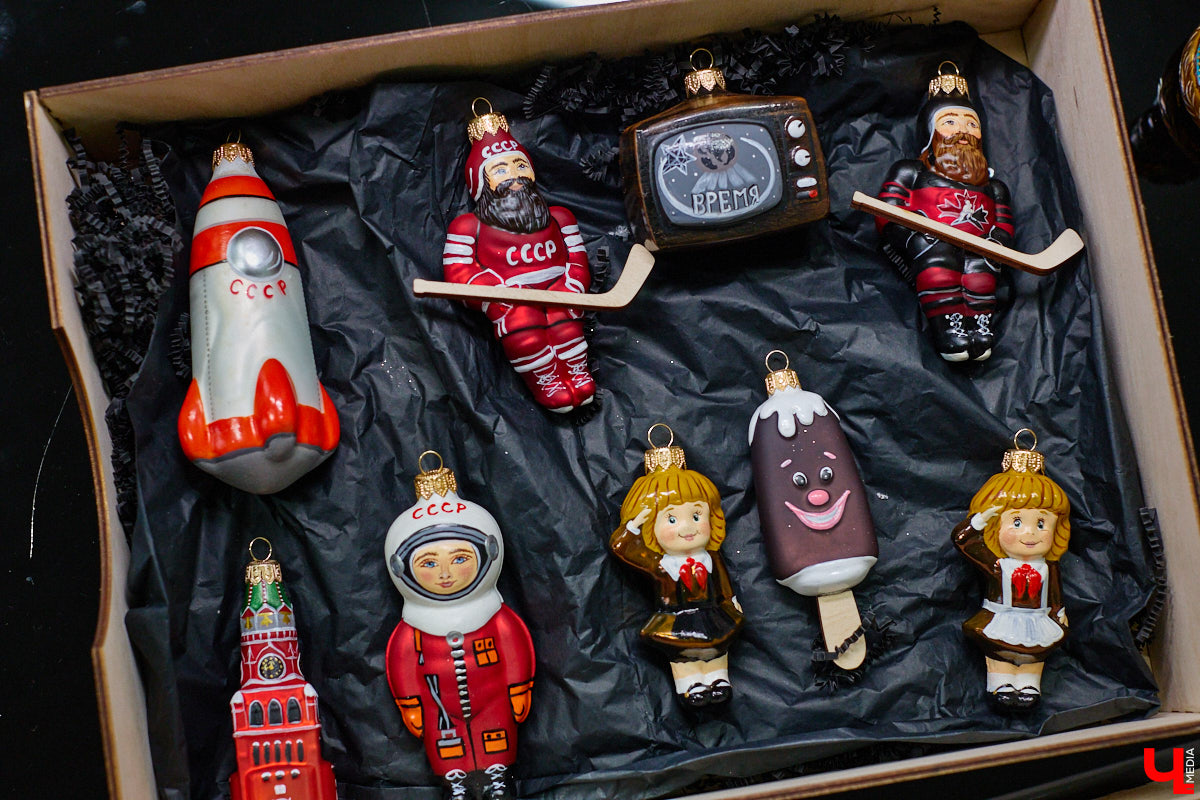 Не многие знают, что в поселке Иванищи Гусь-Хрустального района создают елочные игрушки ручной работы. Их выдувают умельцы на местном заводе, а уже потом во Владимире расписывают художники. Получаются не просто украшения, а настоящие произведения искусства. «Ключ-Медиа» увидел, как рождается зимняя сказка.