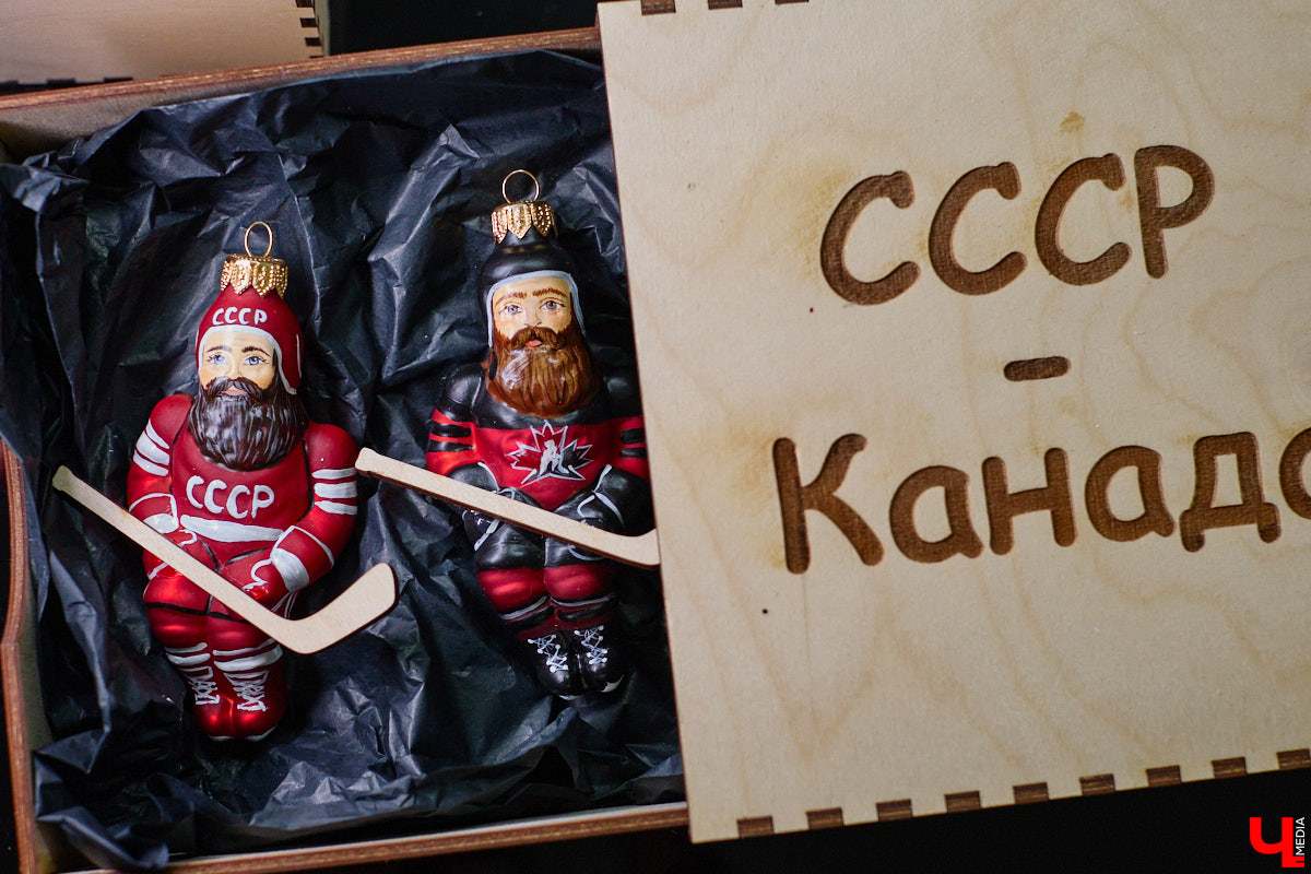 Не многие знают, что в поселке Иванищи Гусь-Хрустального района создают елочные игрушки ручной работы. Их выдувают умельцы на местном заводе, а уже потом во Владимире расписывают художники. Получаются не просто украшения, а настоящие произведения искусства. «Ключ-Медиа» увидел, как рождается зимняя сказка.