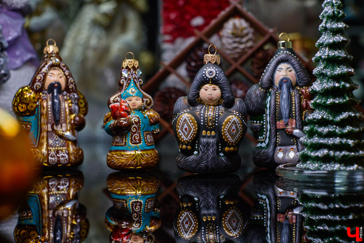 Не многие знают, что в поселке Иванищи Гусь-Хрустального района создают елочные игрушки ручной работы. Их выдувают умельцы на местном заводе, а уже потом во Владимире расписывают художники. Получаются не просто украшения, а настоящие произведения искусства. «Ключ-Медиа» увидел, как рождается зимняя сказка.