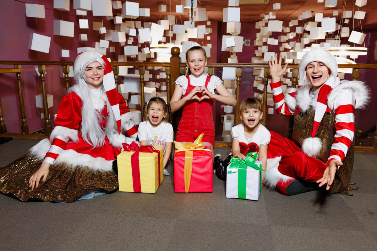 Новый, 2026-й будет годом Огненной Лошади. Поэтому в Активити-Парке «Полярис» предлагают встретить приближающийся праздник весело и шумно! А помогут в этом пушистые ведущие – Зайка и Мишка!