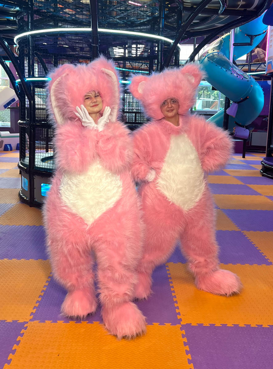 Новый, 2026-й будет годом Огненной Лошади. Поэтому в Активити-Парке «Полярис» предлагают встретить приближающийся праздник весело и шумно! А помогут в этом пушистые ведущие – Зайка и Мишка!