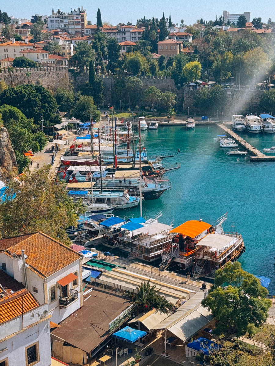 Одной из самых известных туристических точек на карте Турции, без сомнений, является Анталья! Все местные пляжи усеяны многоэтажными отелями, но за ними скрывается совсем иная сторона города. О ней «Ключ-Медиа» рассказала фотограф из Владимира Дарья Воронкова, которая отправилась в страну курортов с мужем далеко не греться под солнцем!