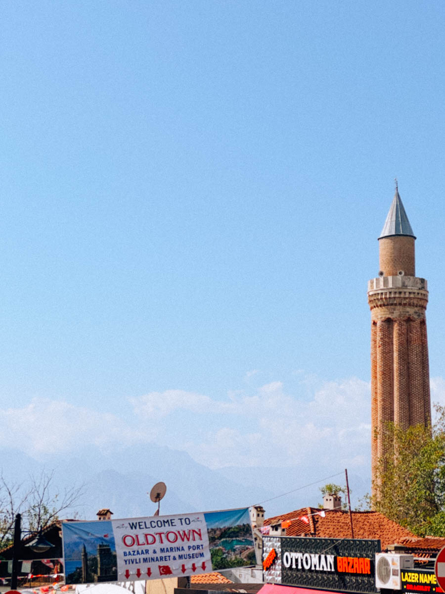 Одной из самых известных туристических точек на карте Турции, без сомнений, является Анталья! Все местные пляжи усеяны многоэтажными отелями, но за ними скрывается совсем иная сторона города. О ней «Ключ-Медиа» рассказала фотограф из Владимира Дарья Воронкова, которая отправилась в страну курортов с мужем далеко не греться под солнцем!