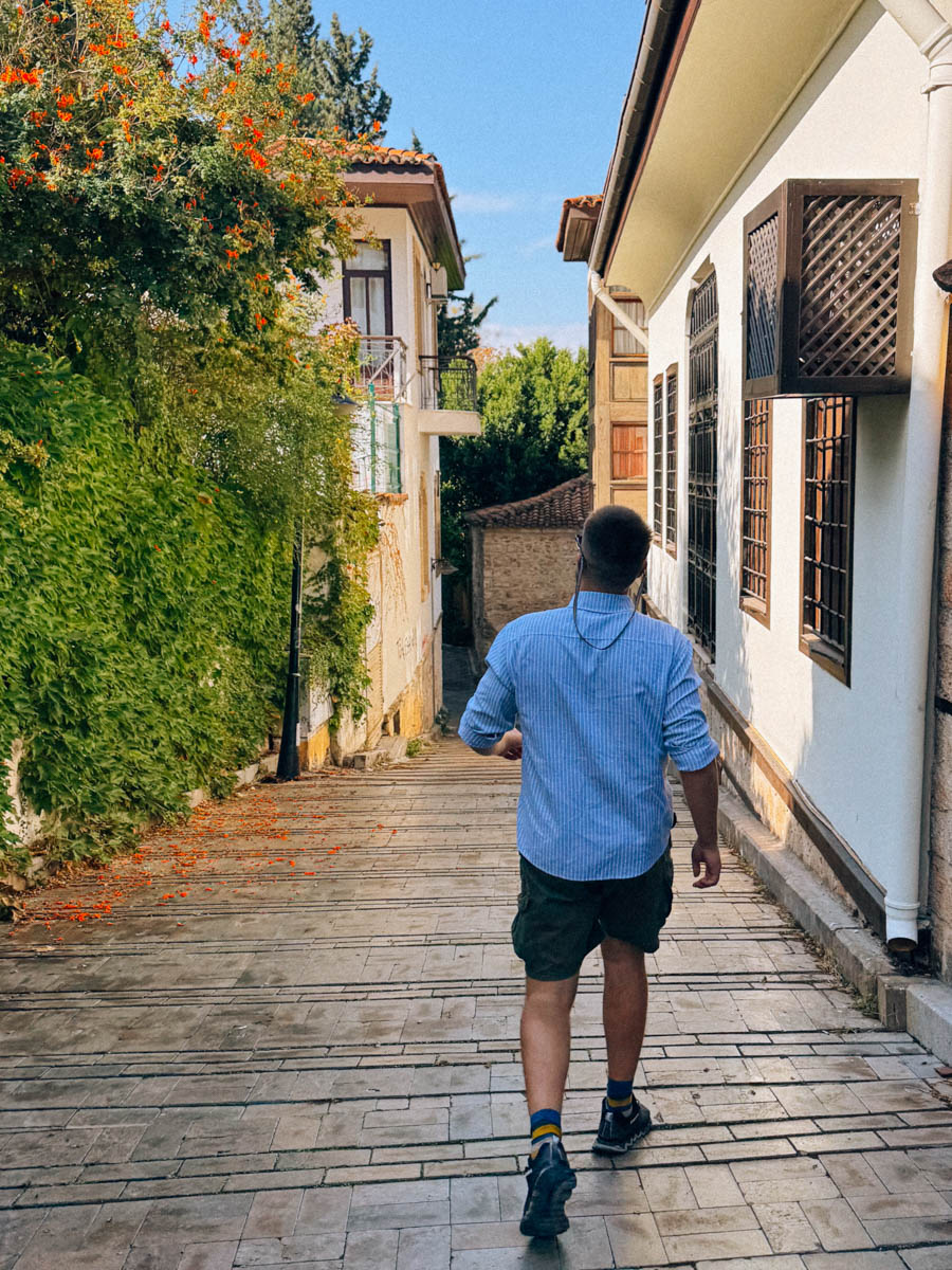 Одной из самых известных туристических точек на карте Турции, без сомнений, является Анталья! Все местные пляжи усеяны многоэтажными отелями, но за ними скрывается совсем иная сторона города. О ней «Ключ-Медиа» рассказала фотограф из Владимира Дарья Воронкова, которая отправилась в страну курортов с мужем далеко не греться под солнцем!