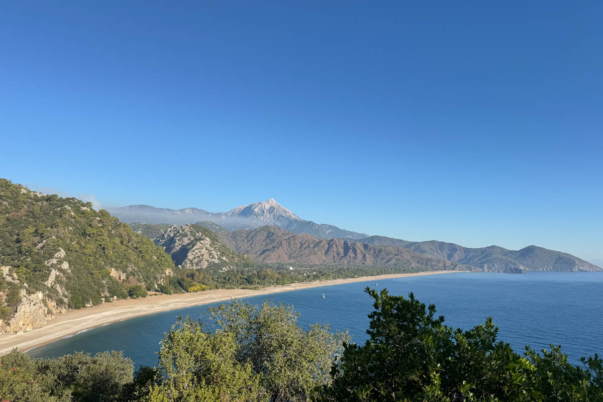 Одной из самых известных туристических точек на карте Турции, без сомнений, является Анталья! Все местные пляжи усеяны многоэтажными отелями, но за ними скрывается совсем иная сторона города. О ней «Ключ-Медиа» рассказала фотограф из Владимира Дарья Воронкова, которая отправилась в страну курортов с мужем далеко не греться под солнцем!