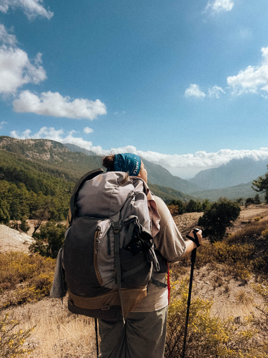 Одной из самых известных туристических точек на карте Турции, без сомнений, является Анталья! Все местные пляжи усеяны многоэтажными отелями, но за ними скрывается совсем иная сторона города. О ней «Ключ-Медиа» рассказала фотограф из Владимира Дарья Воронкова, которая отправилась в страну курортов с мужем далеко не греться под солнцем!