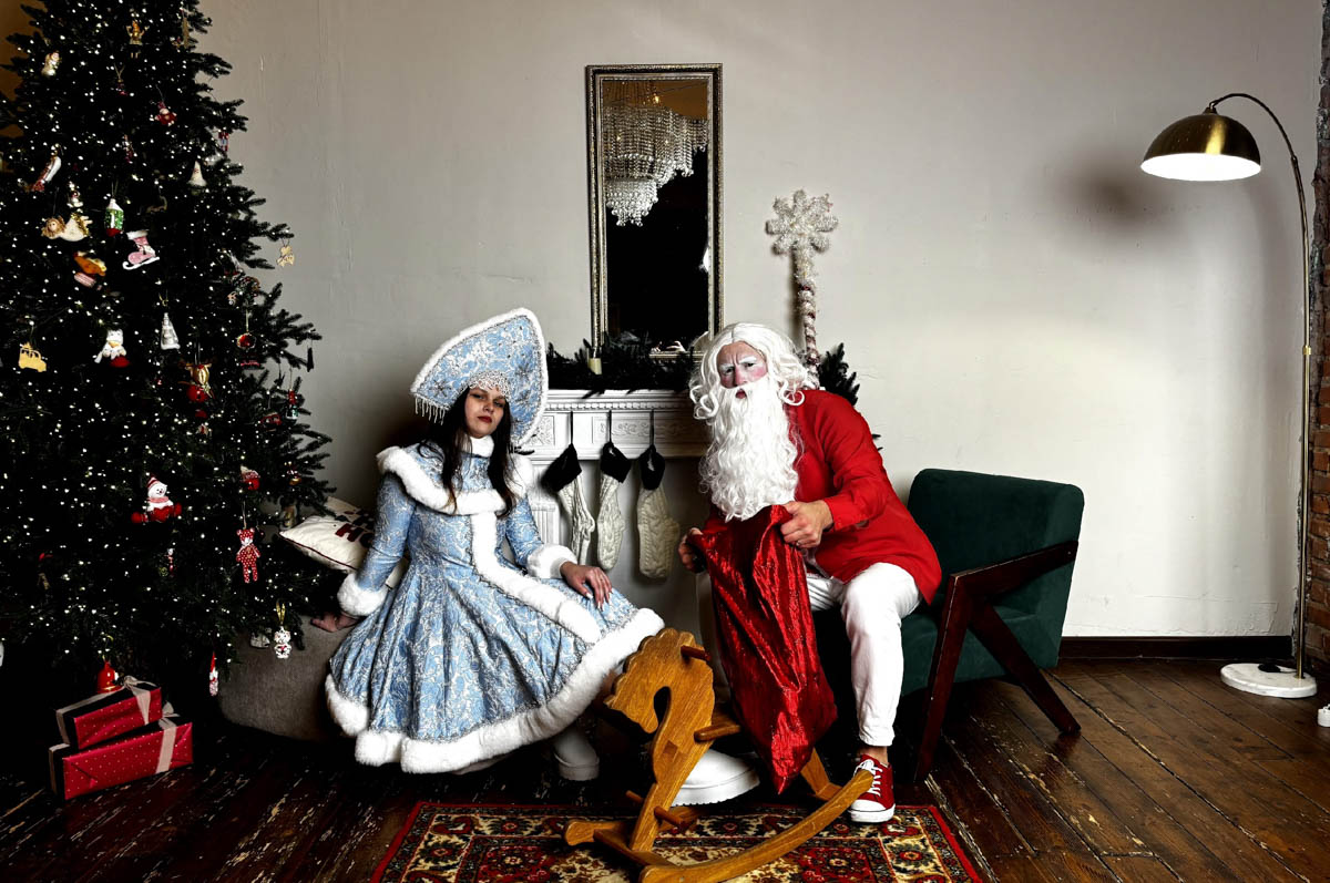 Марафон предновогодних забот объявляется открытым. Из обязательных пунктов программы: поставить елку, украсить квартиру, купить подарки. Однако некоторые этим не ограничиваются и приглашают в гости Деда Мороза со Снегурочкой. Спрос на услуги высокий, как и цена. А сколько тратят сами волшебники на представление? «Ключ-Медиа» разобрался в насущном вопросе.