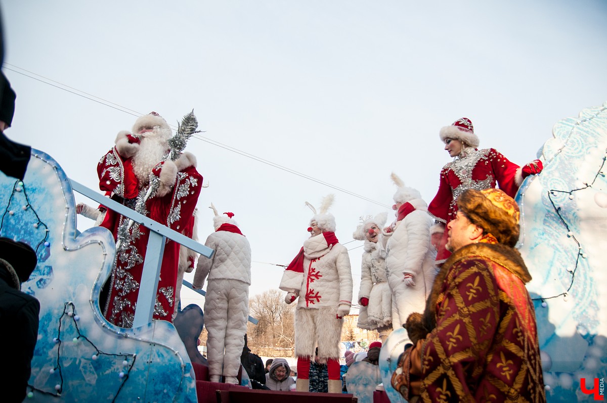 Марафон предновогодних забот объявляется открытым. Из обязательных пунктов программы: поставить елку, украсить квартиру, купить подарки. Однако некоторые этим не ограничиваются и приглашают в гости Деда Мороза со Снегурочкой. Спрос на услуги высокий, как и цена. А сколько тратят сами волшебники на представление? «Ключ-Медиа» разобрался в насущном вопросе.