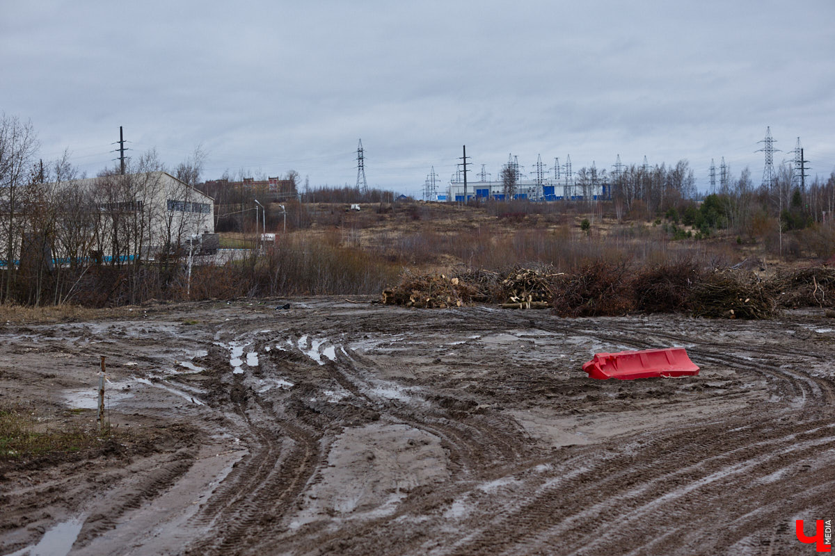 Во Владимире началось строительство новой дорожной артерии, которая соединит улицы Гастелло и Куйбышева. Стоимость участка длиной 600 метров оценена в 266 миллионов рублей. Завершить работы планируют к сентябрю 2026 года, ну а пока «Ключ-Медиа» оценил будущую развязку на старте ее сооружения.