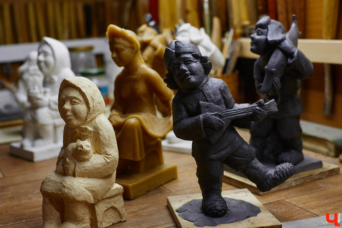 Скульптор из Мурома сделал металлическую ёлку, а владимирский мастер — нового бронзового суздальчонка. Одна конструкция тяжелая и большая, вторая размером всего в несколько сантиметров. Но обе фигуры абсолютно точно заслуживают внимания. «Ключ-Медиа» пообщался с авторами оригинальных работ.