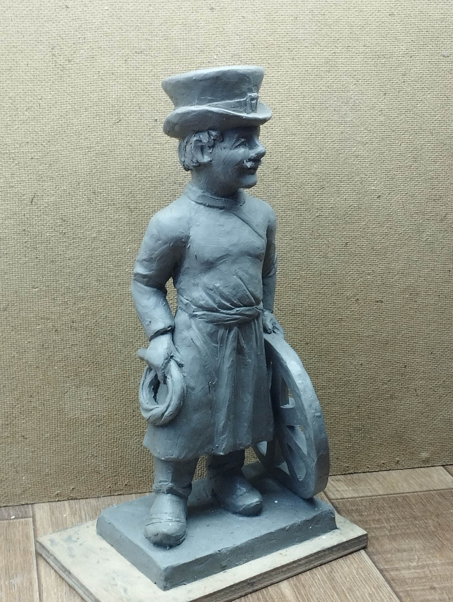 Скульптор из Мурома сделал металлическую ёлку, а владимирский мастер — нового бронзового суздальчонка. Одна конструкция тяжелая и большая, вторая размером всего в несколько сантиметров. Но обе фигуры абсолютно точно заслуживают внимания. «Ключ-Медиа» пообщался с авторами оригинальных работ.