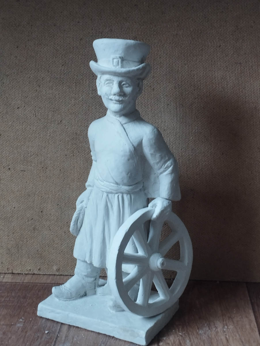 Скульптор из Мурома сделал металлическую ёлку, а владимирский мастер — нового бронзового суздальчонка. Одна конструкция тяжелая и большая, вторая размером всего в несколько сантиметров. Но обе фигуры абсолютно точно заслуживают внимания. «Ключ-Медиа» пообщался с авторами оригинальных работ.