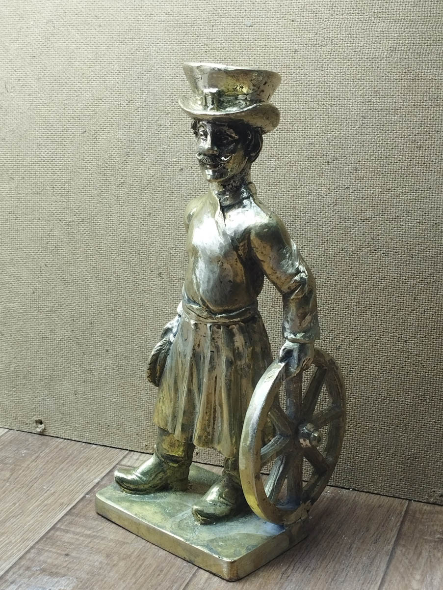 Скульптор из Мурома сделал металлическую ёлку, а владимирский мастер — нового бронзового суздальчонка. Одна конструкция тяжелая и большая, вторая размером всего в несколько сантиметров. Но обе фигуры абсолютно точно заслуживают внимания. «Ключ-Медиа» пообщался с авторами оригинальных работ.