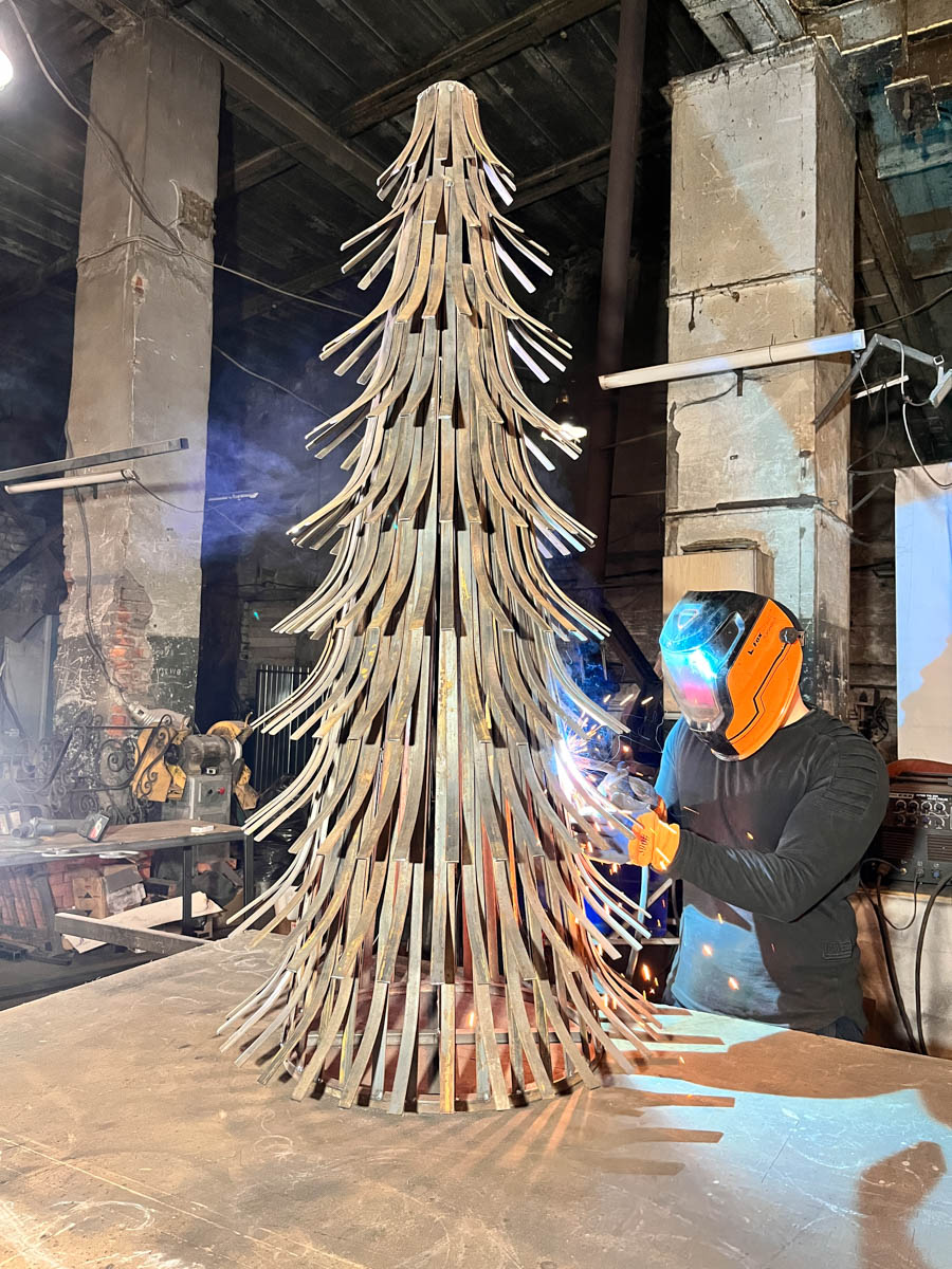 Скульптор из Мурома сделал металлическую ёлку, а владимирский мастер — нового бронзового суздальчонка. Одна конструкция тяжелая и большая, вторая размером всего в несколько сантиметров. Но обе фигуры абсолютно точно заслуживают внимания. «Ключ-Медиа» пообщался с авторами оригинальных работ.