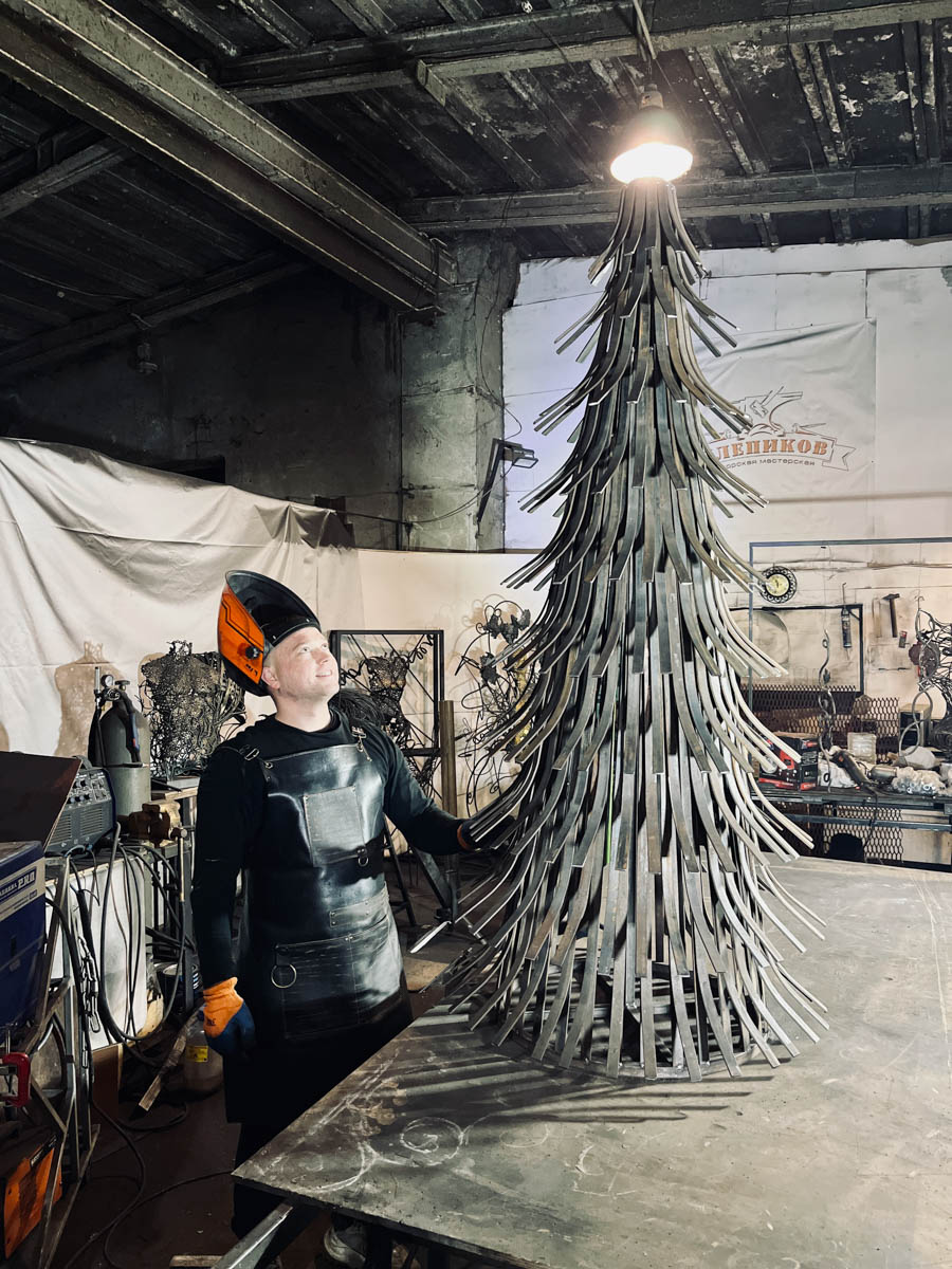 Скульптор из Мурома сделал металлическую ёлку, а владимирский мастер — нового бронзового суздальчонка. Одна конструкция тяжелая и большая, вторая размером всего в несколько сантиметров. Но обе фигуры абсолютно точно заслуживают внимания. «Ключ-Медиа» пообщался с авторами оригинальных работ.