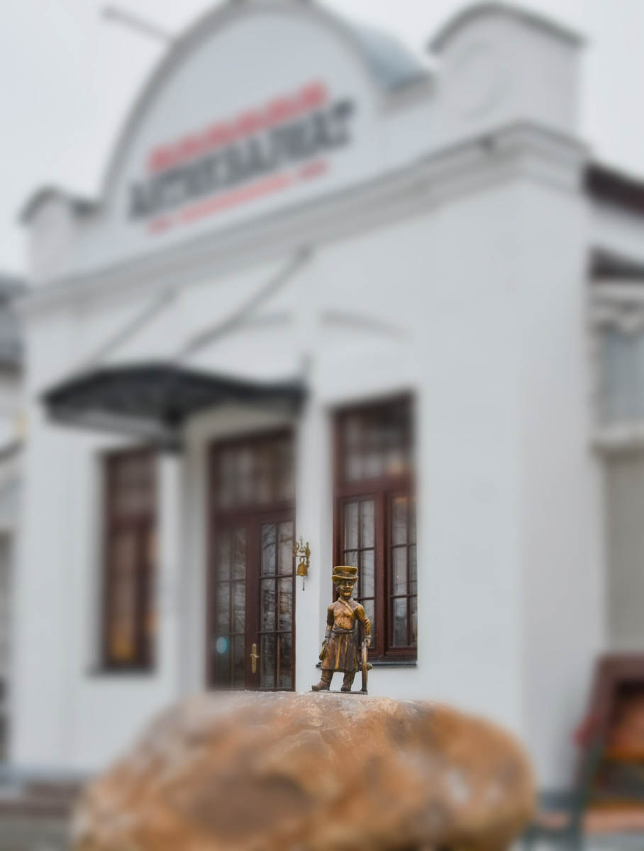 Скульптор из Мурома сделал металлическую ёлку, а владимирский мастер — нового бронзового суздальчонка. Одна конструкция тяжелая и большая, вторая размером всего в несколько сантиметров. Но обе фигуры абсолютно точно заслуживают внимания. «Ключ-Медиа» пообщался с авторами оригинальных работ.