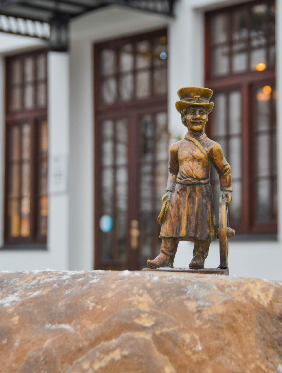 Скульптор из Мурома сделал металлическую ёлку, а владимирский мастер — нового бронзового суздальчонка. Одна конструкция тяжелая и большая, вторая размером всего в несколько сантиметров. Но обе фигуры абсолютно точно заслуживают внимания. «Ключ-Медиа» пообщался с авторами оригинальных работ.