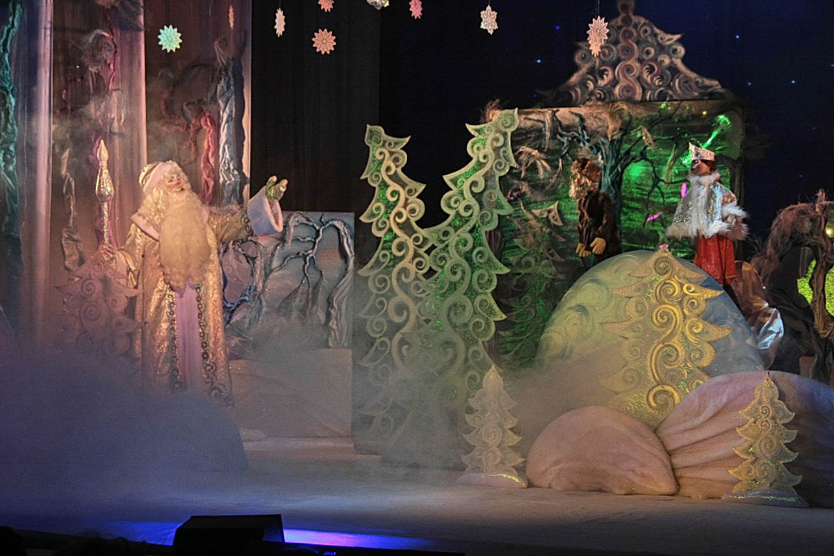 До главного зимнего праздника осталось чуть больше месяца, а значит, мамам и папам пора определяться, куда сводить своих непосед. Благо во Владимире запланировано немало новогодних представлений, которые понравятся как малышам, так и ребятам постарше. «Ключ-Медиа» собрал все мероприятия для детей в областном центре, которые пройдут накануне 2026-го, а также в январские каникулы.