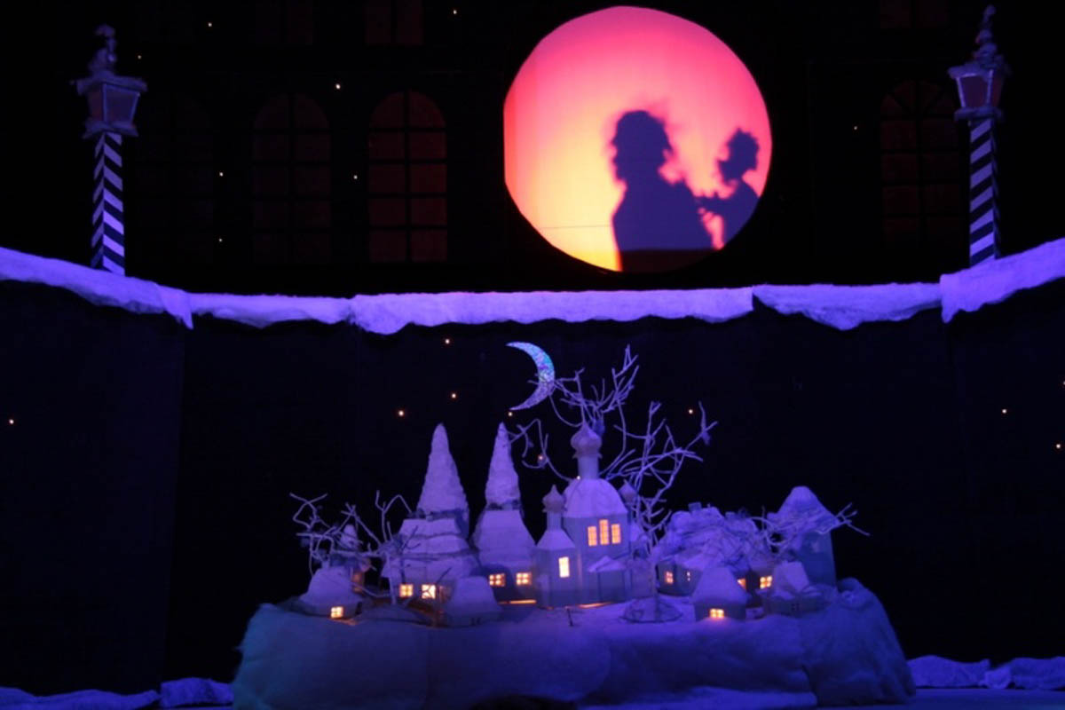 До главного зимнего праздника осталось чуть больше месяца, а значит, мамам и папам пора определяться, куда сводить своих непосед. Благо во Владимире запланировано немало новогодних представлений, которые понравятся как малышам, так и ребятам постарше. «Ключ-Медиа» собрал все мероприятия для детей в областном центре, которые пройдут накануне 2026-го, а также в январские каникулы.