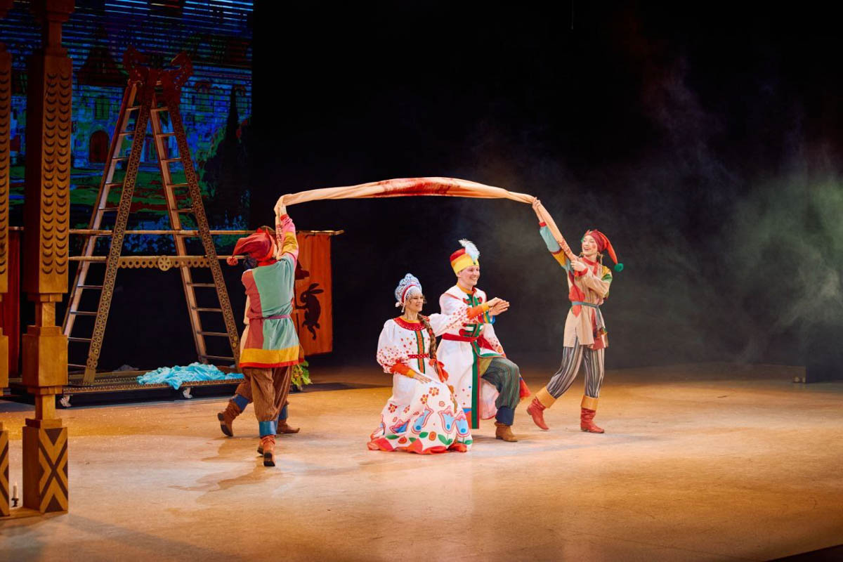 До главного зимнего праздника осталось чуть больше месяца, а значит, мамам и папам пора определяться, куда сводить своих непосед. Благо во Владимире запланировано немало новогодних представлений, которые понравятся как малышам, так и ребятам постарше. «Ключ-Медиа» собрал все мероприятия для детей в областном центре, которые пройдут накануне 2026-го, а также в январские каникулы.