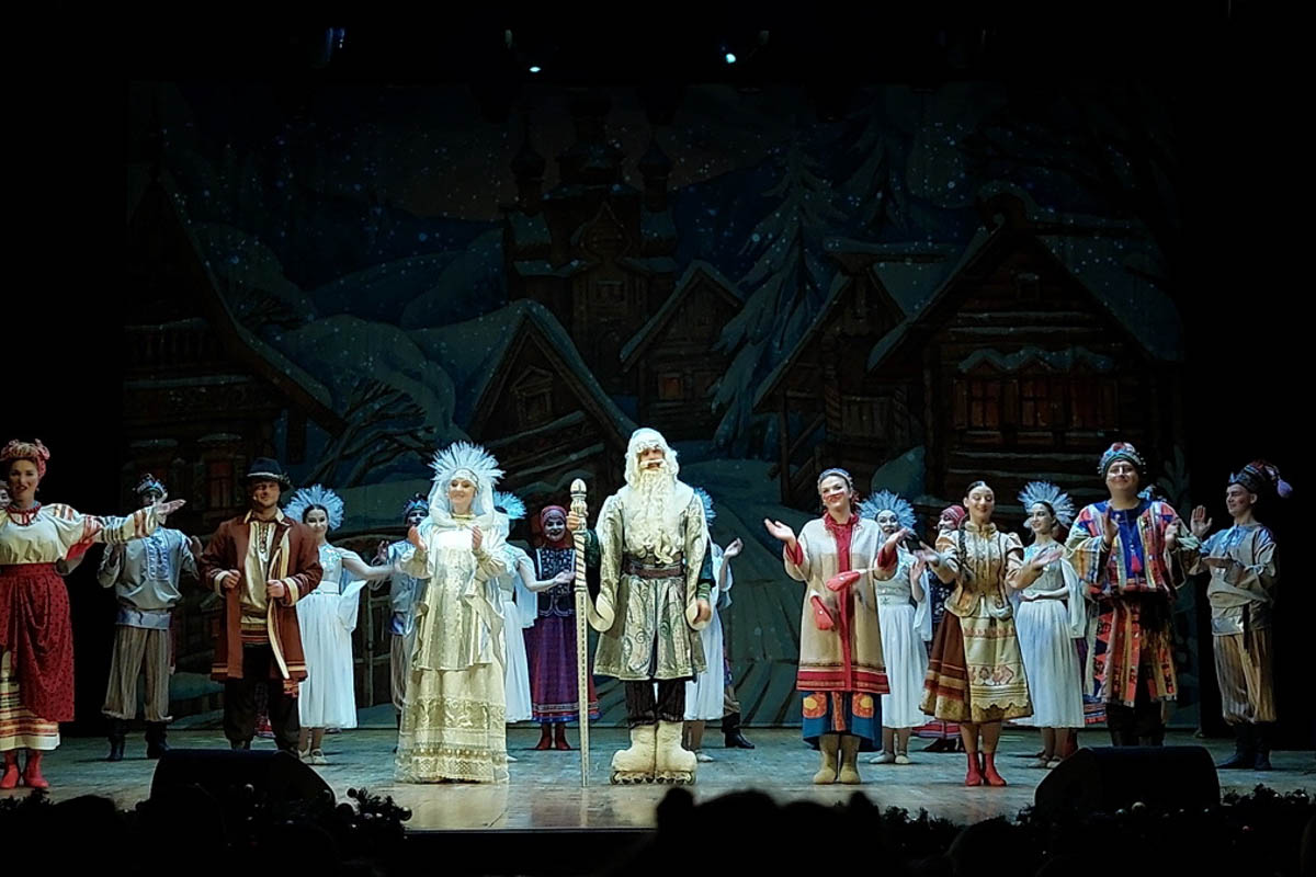 До главного зимнего праздника осталось чуть больше месяца, а значит, мамам и папам пора определяться, куда сводить своих непосед. Благо во Владимире запланировано немало новогодних представлений, которые понравятся как малышам, так и ребятам постарше. «Ключ-Медиа» собрал все мероприятия для детей в областном центре, которые пройдут накануне 2026-го, а также в январские каникулы.