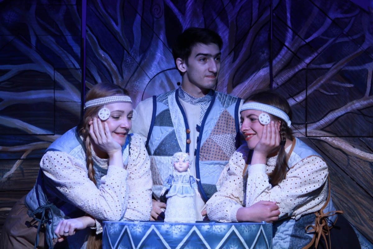 До главного зимнего праздника осталось чуть больше месяца, а значит, мамам и папам пора определяться, куда сводить своих непосед. Благо во Владимире запланировано немало новогодних представлений, которые понравятся как малышам, так и ребятам постарше. «Ключ-Медиа» собрал все мероприятия для детей в областном центре, которые пройдут накануне 2026-го, а также в январские каникулы.