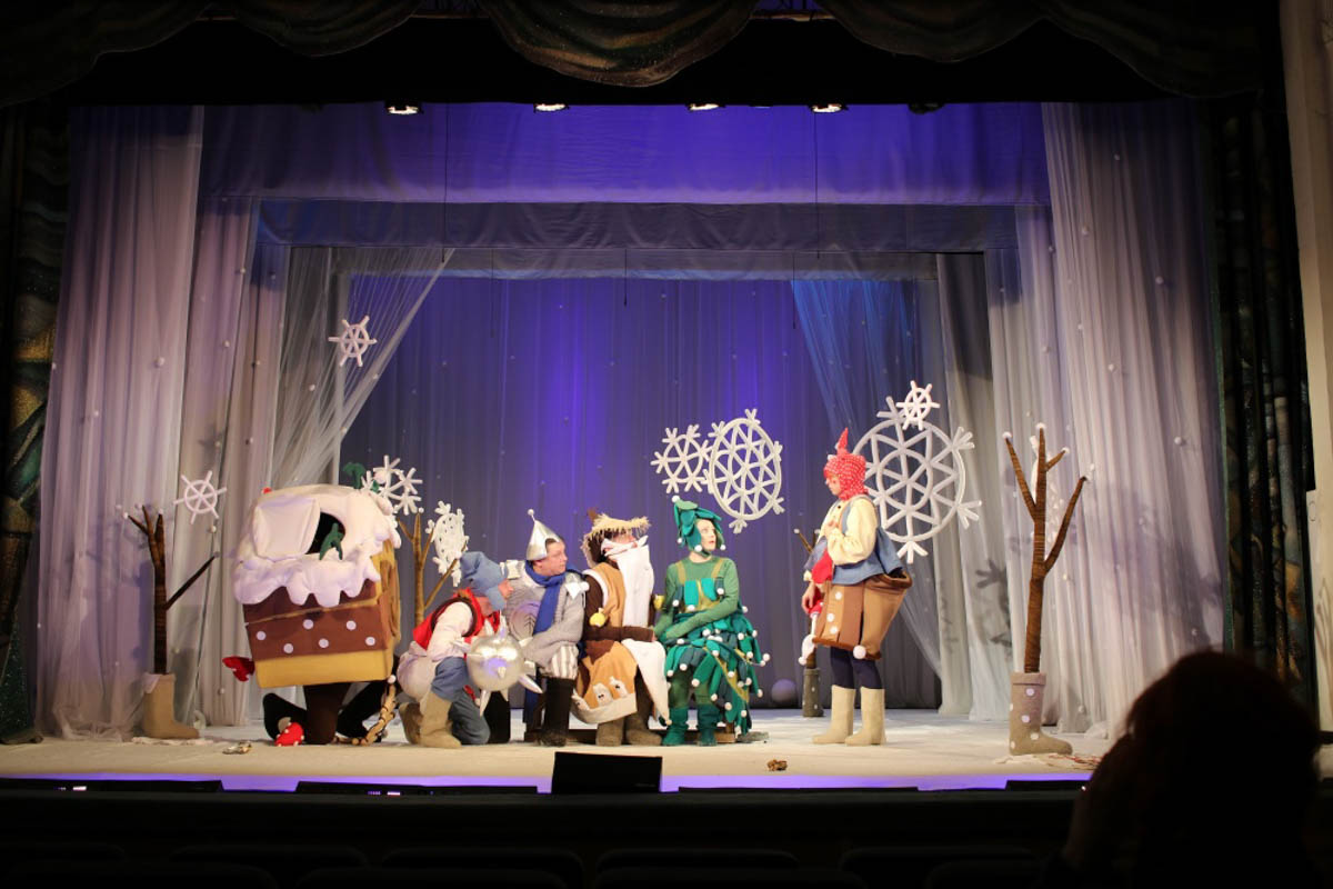 До главного зимнего праздника осталось чуть больше месяца, а значит, мамам и папам пора определяться, куда сводить своих непосед. Благо во Владимире запланировано немало новогодних представлений, которые понравятся как малышам, так и ребятам постарше. «Ключ-Медиа» собрал все мероприятия для детей в областном центре, которые пройдут накануне 2026-го, а также в январские каникулы.